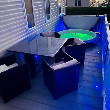 ホテル The Sunflower Luxury Caravan At Tattersall Lakes タターズホール エクステリア 写真