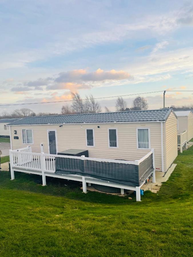 ホテル The Sunflower Luxury Caravan At Tattersall Lakes タターズホール エクステリア 写真