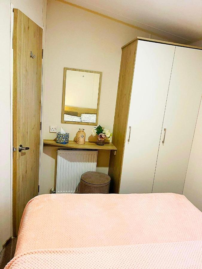 ホテル The Sunflower Luxury Caravan At Tattersall Lakes タターズホール エクステリア 写真
