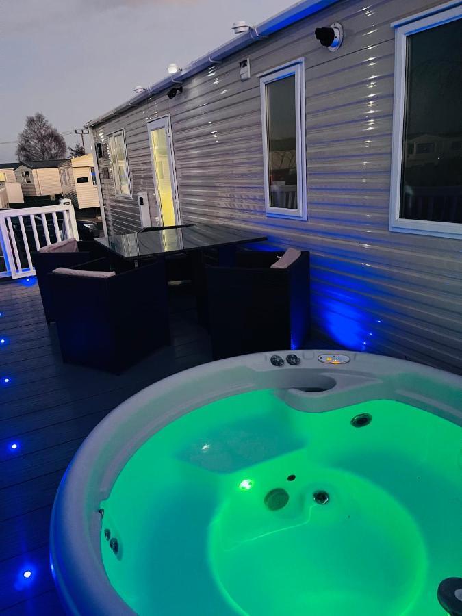 ホテル The Sunflower Luxury Caravan At Tattersall Lakes タターズホール エクステリア 写真