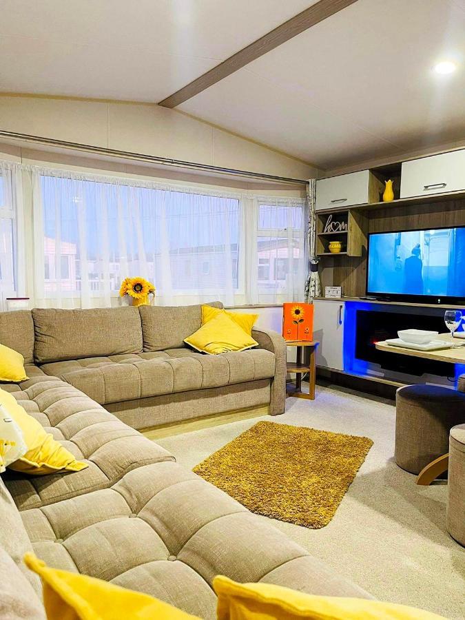 ホテル The Sunflower Luxury Caravan At Tattersall Lakes タターズホール エクステリア 写真